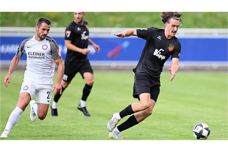 Antonio Babic (re.) jagt künftig beim 1. Göppinger SV dem Ball nach.    
Foto: Imago/Eibner