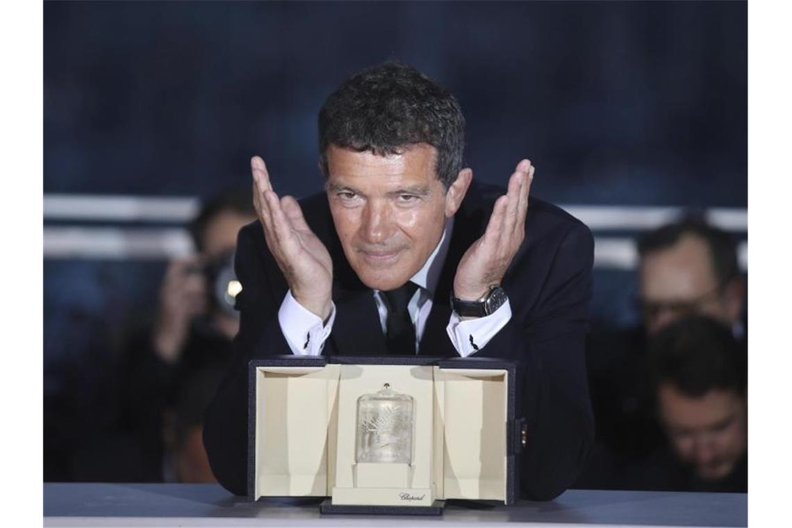 Antonio Banderas, der in „Dolor y Gloria“ einen schwulen Regisseur spielt, ist als bester Darsteller ausgezeichnet worden. Foto: Vianney Le Caer/Invision