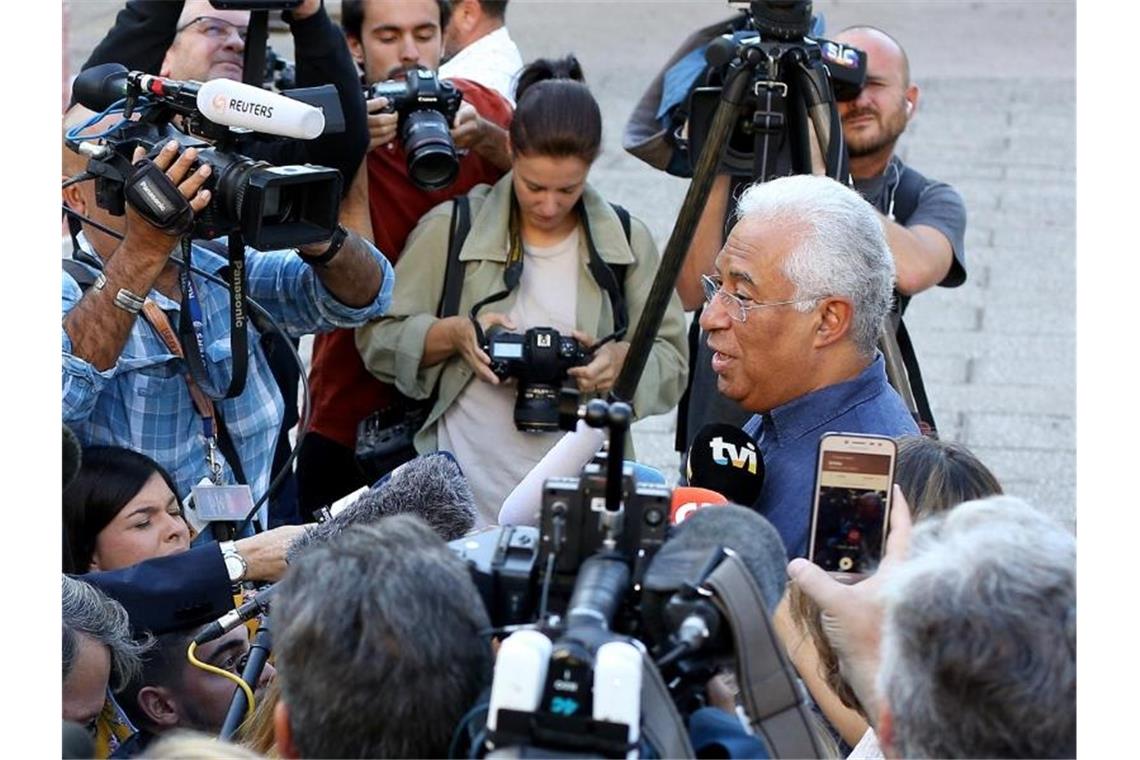 Antonio Costa, amtierender Premierminister Portugals und Kandidat der Sozialistischen Partei, steht Journalstien Rede und Antwort. Foto: Pedro Fiuza/XinHua/dpa