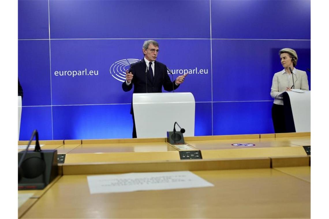 Antonio Costa (l.), Premierminister von Portugal und Vertreter der EU-Ratspräsidentschaft, David Sassoli (M.), Präsident des Europäischen Parlaments, und Ursula von der Leyen, EU-Kommissionspräsidentin, bei einer Pressekonferenz im Gebäude des Europäischen Parlaments. Foto: Olivier Matthys/AP/dpa