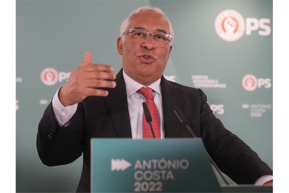 Absolute Mehrheit: Wahltriumph der Sozialisten in Portugal António Costa von der Sozialistischen Partei in Portugal spricht zu seinen Anhängern nach Bekanntgabe der Wahlergebnisse. Foto: Armando Franca/AP/dpa