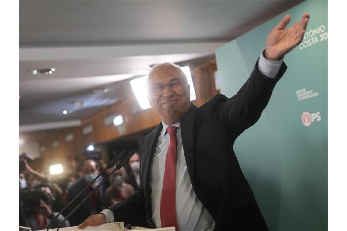 Überraschender Triumph für Portugals Sozialisten António Costa winkt seinen Anhängern nach Bekanntgabe der Wahlergebnisse zu. Foto: Armando Franca/AP/dpa