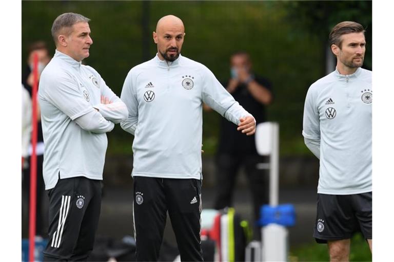 Antonio di Salvo (M.) folgt auf Stefan Kuntz (l) als Cheftrainer des deutschen Fußball-U21-Nationalteams. Foto: Arne Dedert/dpa