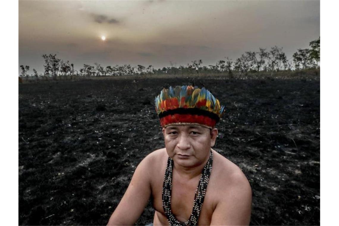 Antonio Enésio Tenharin, Anführer der indigenen Tenharin, sitzt auf einem Feld, das durch die verheerenden Brände im brasilianischen Amazonasgebiet zerstört wurde. Foto: Xinhua/Ae/Gabrielabiró/NOTIMEX