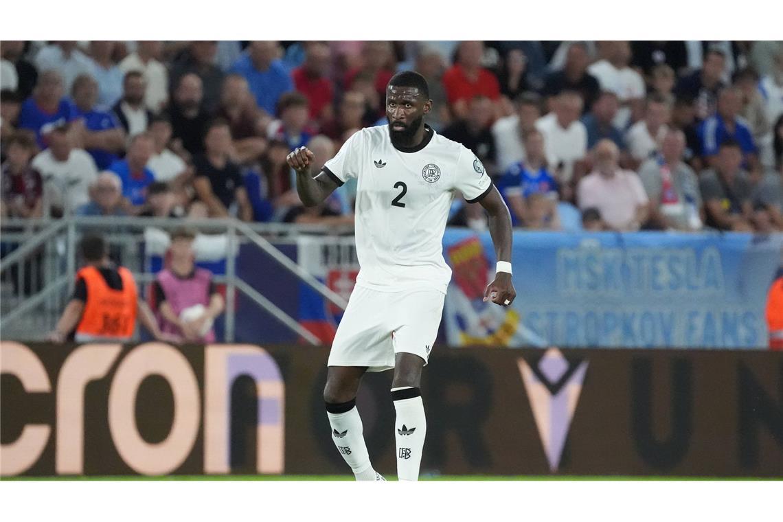 „Halte nichts davon“ – Amiri äußert sich zu Pfiffen gegen Woltemade Antonio Rüdiger (Note 3,5): Der Mann von Real Madrid spielte anfangs konzentriert. Und holte sich als Rammbock die Gelbe Karte ab (26.). Dennoch schlichen sich bei Antonio Rüdiger ein paar wenige Nachlässigkeiten ein. Berappelte sich wieder. Wurde in der 82. Minute ausgewechselt.