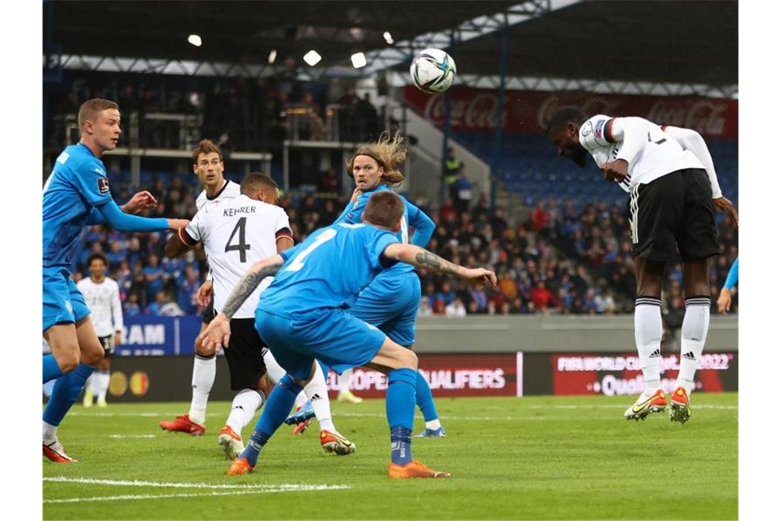 Flick erfüllt Neun-Punkte-Plan: DFB-Elf siegt auf Island Antonio Rüdiger (r) köpft zum 2:0 ein. Foto: Christian Charisius/dpa