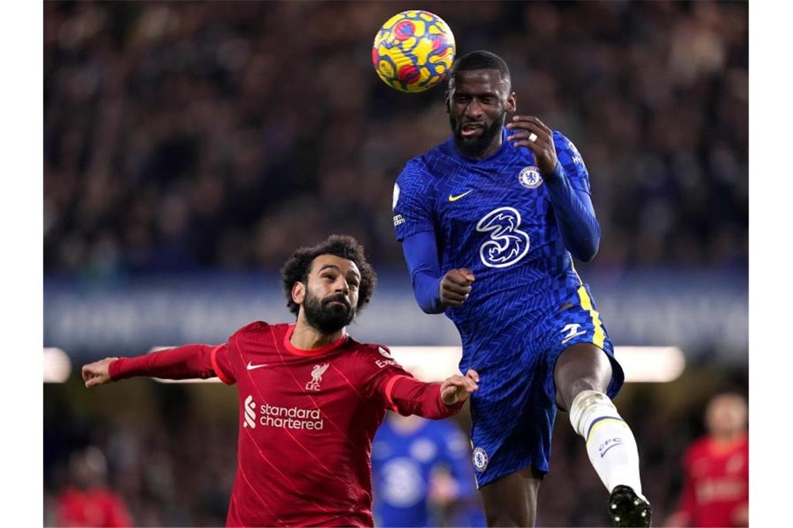 Spektakuläres Remis zwischen Chelsea und Liverpool Antonio Rüdiger (r) vom FC Chelsea ist vor dem Liverpooler Mohamed Salah am Ball. Foto: Adam Davy/PA Wire/dpa