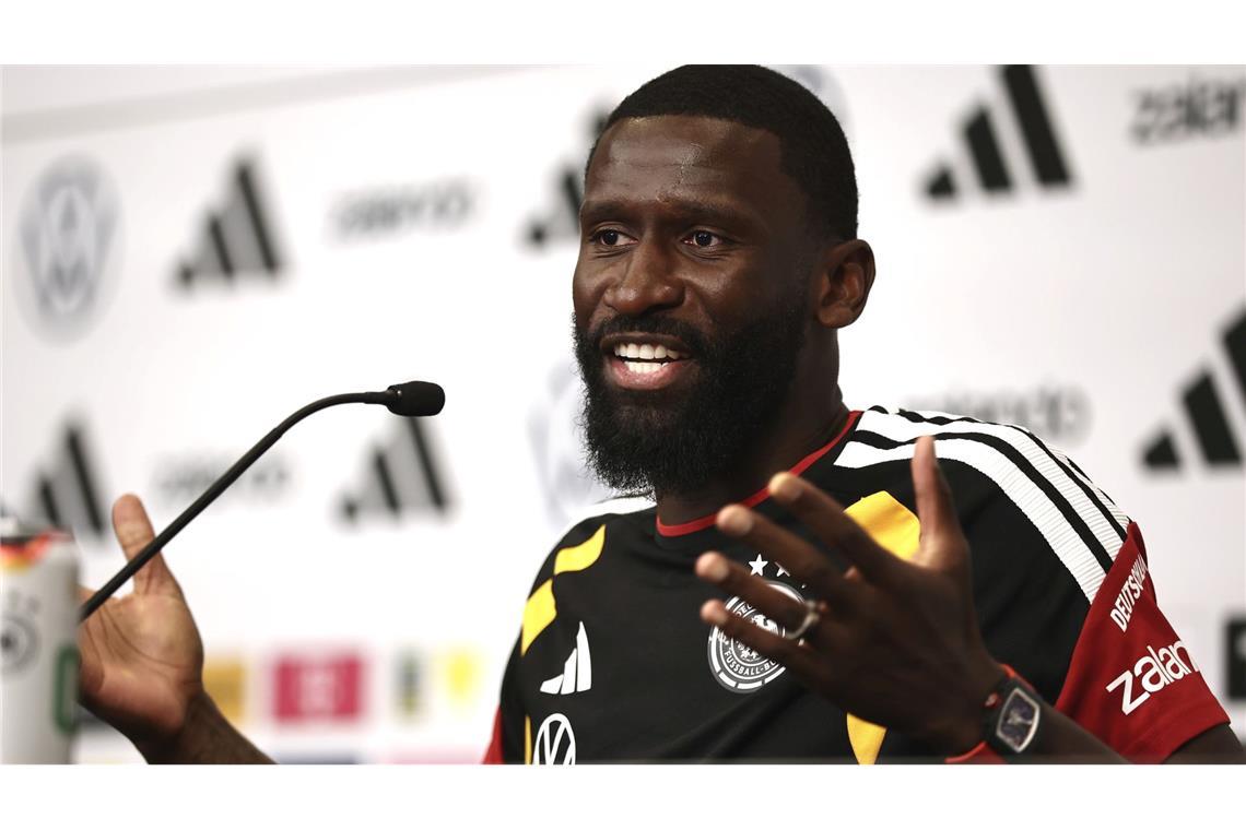 Antonio Rüdiger spricht sich für Gelassenheit im Umgang mit dem Gebet von Kollege Felix Nmecha aus.
