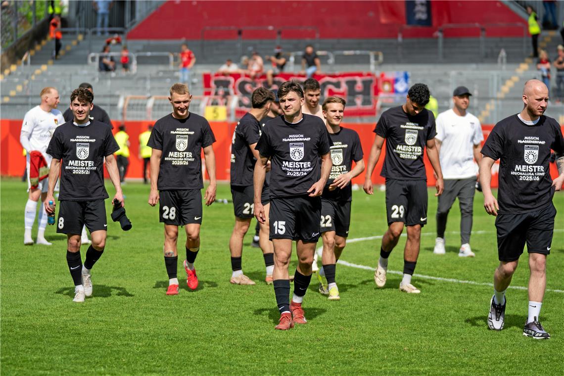 Antonis Aidonis (Nummer 15) marschiert mit Kollegen zu den Fans. 