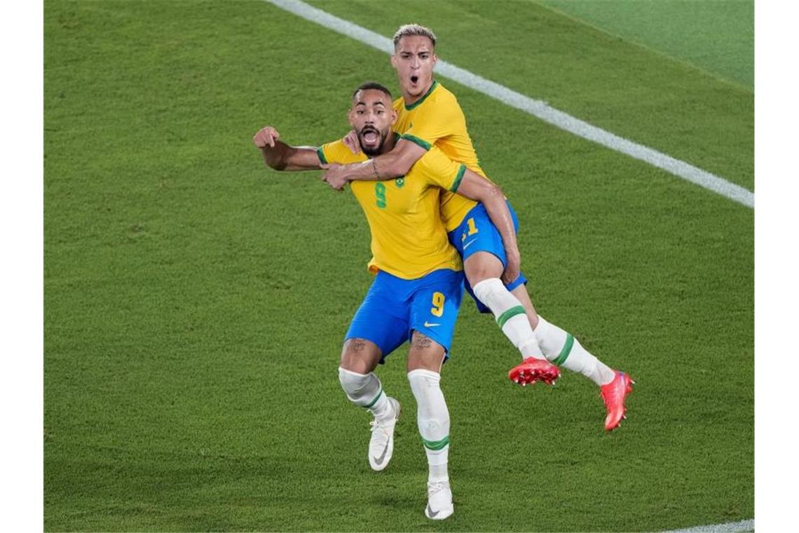 Antony (r) umarmt seinen Mannschaftskameraden Matheus Cunha, nachdem dieser den Führungstreffer erzielt hat. Foto: Martin Mejia/AP/dpa