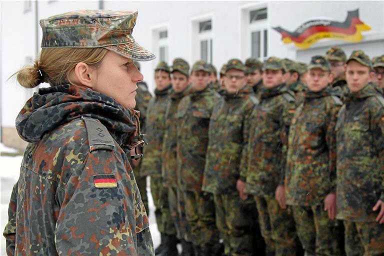 Antreten eines Zugs der letzten Wehrpflichtigen, die im Jahr 2011 bei der Bundeswehr eingezogen wurden. Foto: Bundeswehr/Bienert