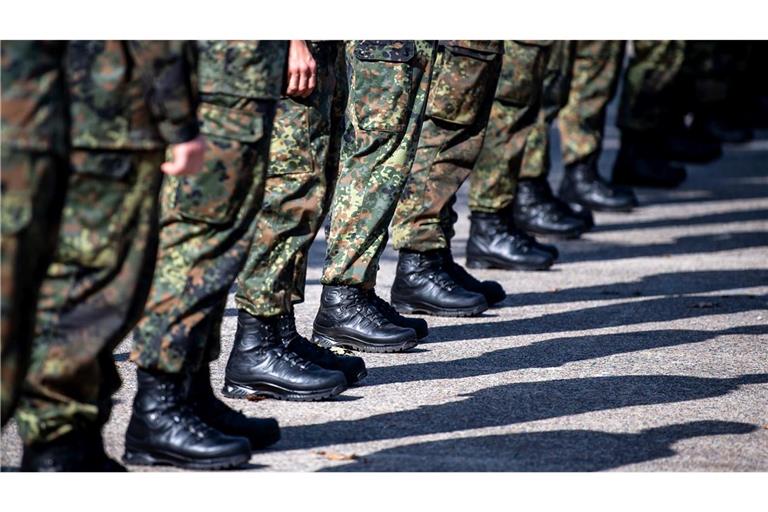 Antreten, Märsche, Schießübungen – sollten in den nächsten Jahren nicht genügend Freiwillige bei der Bundeswehr zusammenkommen, könnte auch die Wehrpflicht wiederbelebt werden.