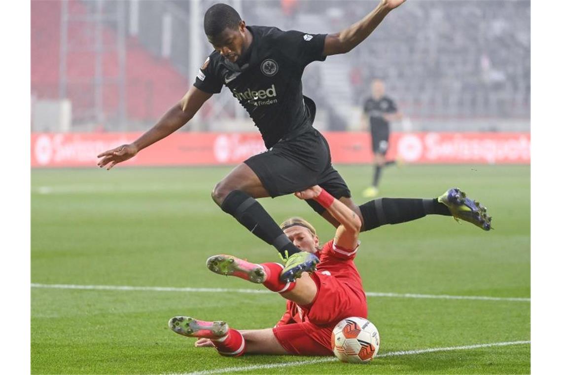 Antwerpens Viktor Fischer (unten) versucht Almamy Toure vom Ball zu trennen. Foto: Laurie Dieffembacq/BELGA/dpa