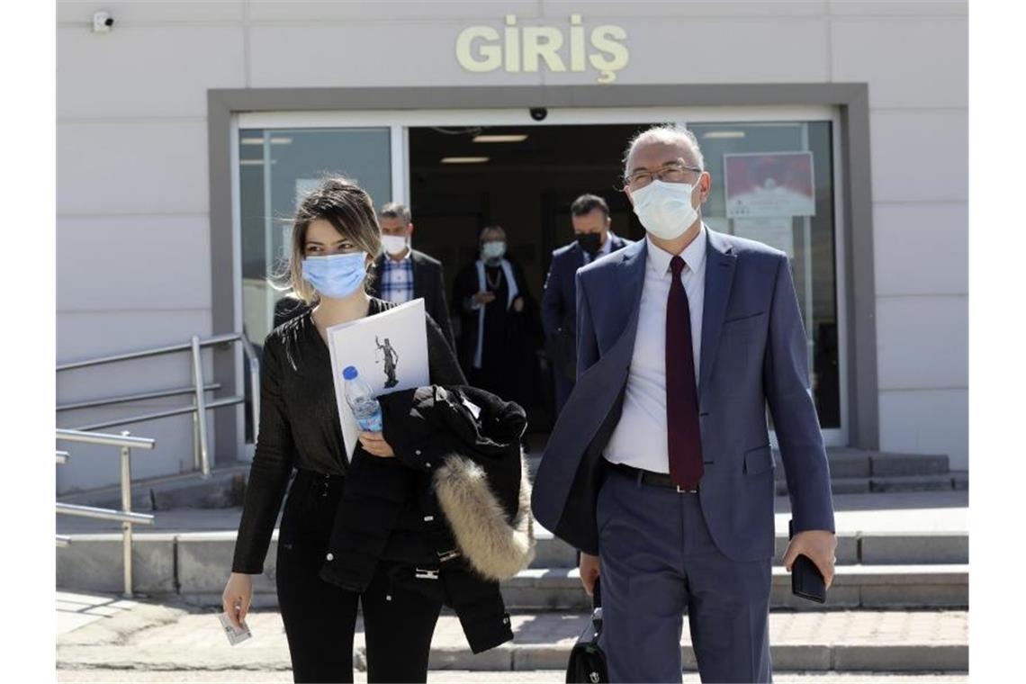 Türkisches Gericht verurteilt etliche Putschisten Anwälte verlassen das Gerichtsgebäude in Ankara. In dem Mammutverfahren mit knapp 250 Verhandlungstagen waren insgesamt 497 Menschen angeklagt. Foto: Burhan Ozbilici/AP/dpa