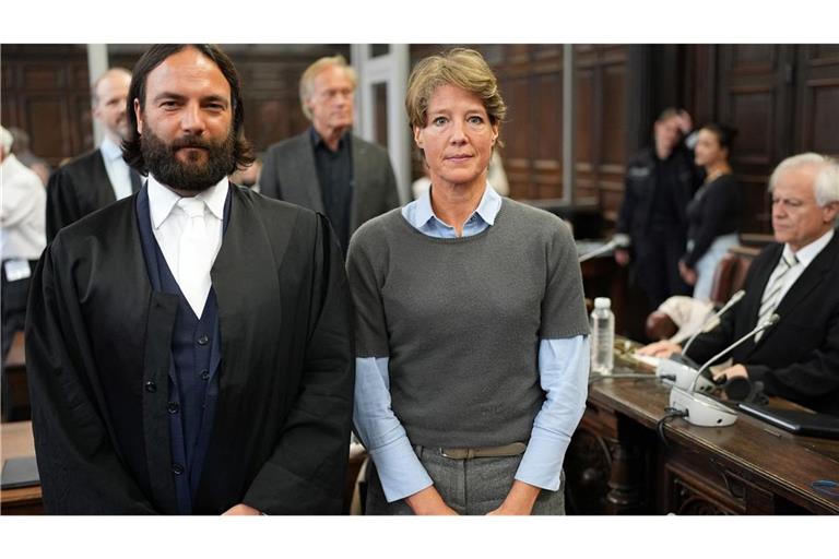 Anwalt Ingo Bott und seine Mandantin Christina Block stehen vor Prozessbeginn im Gerichtssaal.