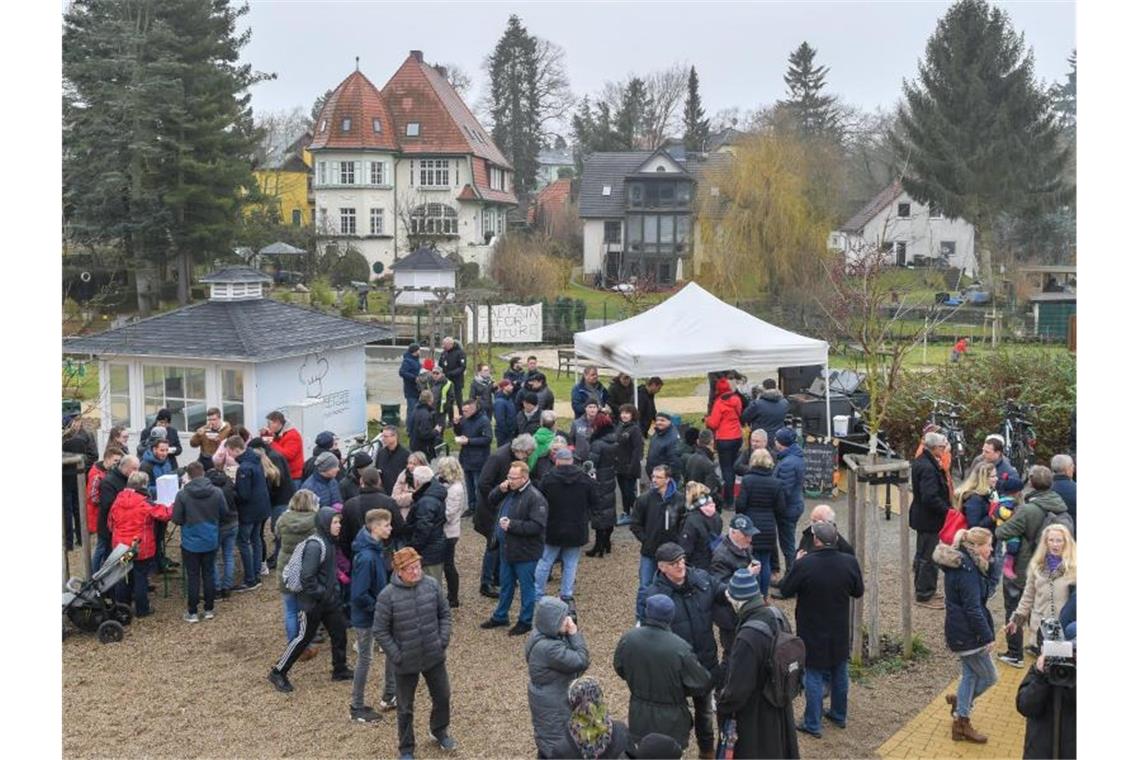 Anwohner aus Grünheide demonstrieren für den Bau der Tesla-Fabrik. Foto: Patrick Pleul/dpa-Zentralbild/dpa