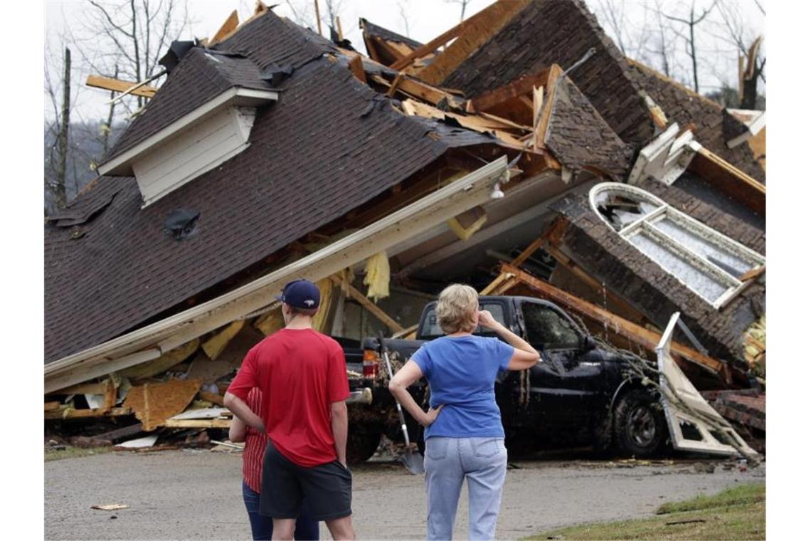 Tote nach Tornados im US-Bundesstaat Alabama Anwohner begutachten die Schäden an ihren Häusern, nachdem ein Tornado südlich von Birmingham mehrere Häuser beschädigt hat. Foto: Butch Dill/AP/dpa
