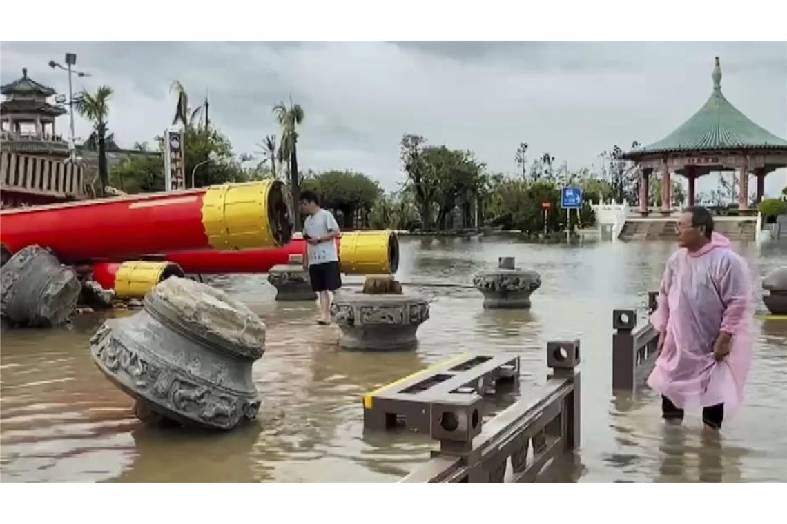 Taifun trifft Taiwan – Tote und Hunderte Verletzte Anwohner betrachten die eingestürzten Tempelanlagen.
