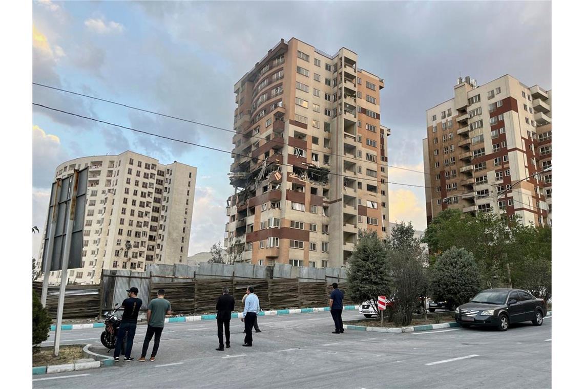 Anwohner betrachten eine beschädigte Wohnung nach einem israelischen Angriff auf Teheran.