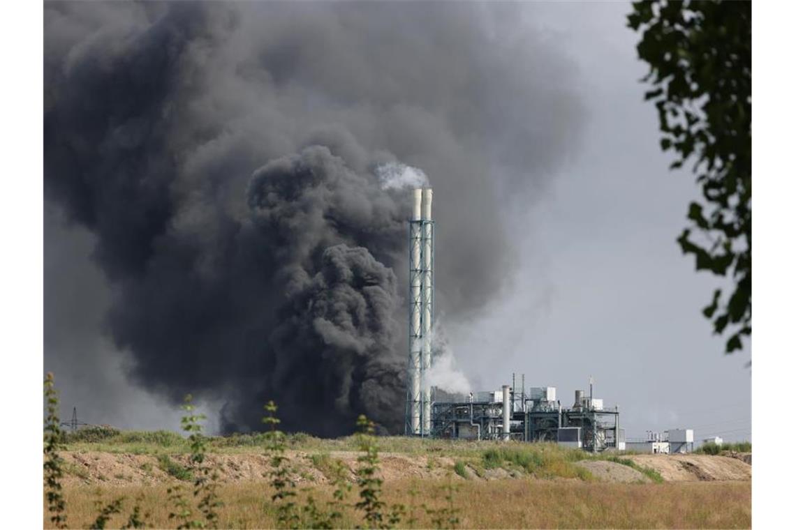 Chempark-Explosion: Dioxinverbindungen im Rauch vermutet Anwohner des Chemiebetriebs waren aufgefordert, geschlossene Räume aufzusuchen sowie Fenster und Türen geschlossen zu halten. Foto: Oliver Berg/dpa