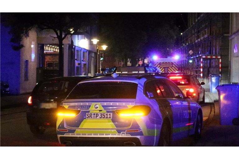 Anwohner hören Schussgeräusche - und finden einen verletzten Mann. Die Polizei nimmt nach stundenlanger Fahndung zwei Tatverdächtige fest.