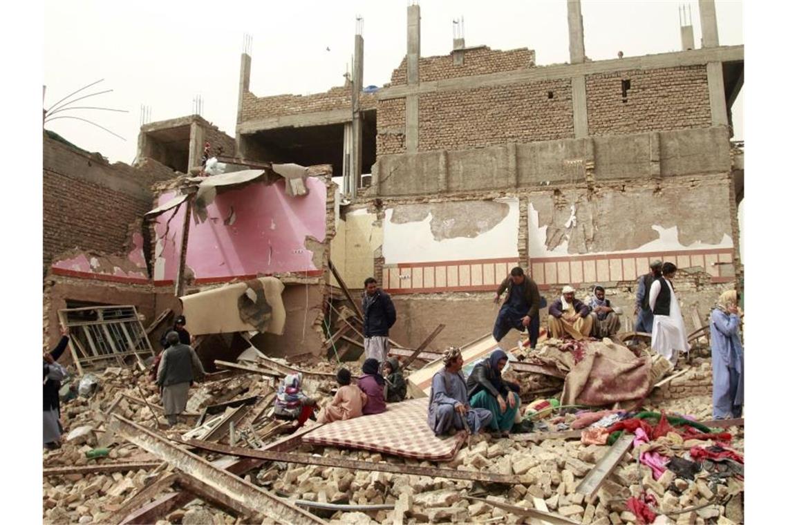 Mindestens acht Tote bei Anschlag im Westen Afghanistans Anwohner inspizieren den Ort des Autobombenanschlags in Herat. Foto: Hamed Sarfarazi/AP/dpa