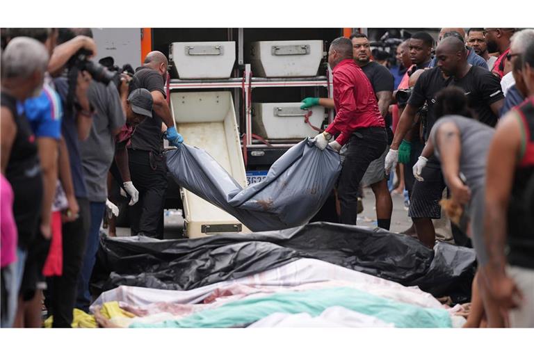 Schlag gegen Drogenbande: 132 Tote bei Polizeieinsatz in Rio Anwohner reihen Dutzende Leichen auf der Hauptstraße der Favela Penha auf.