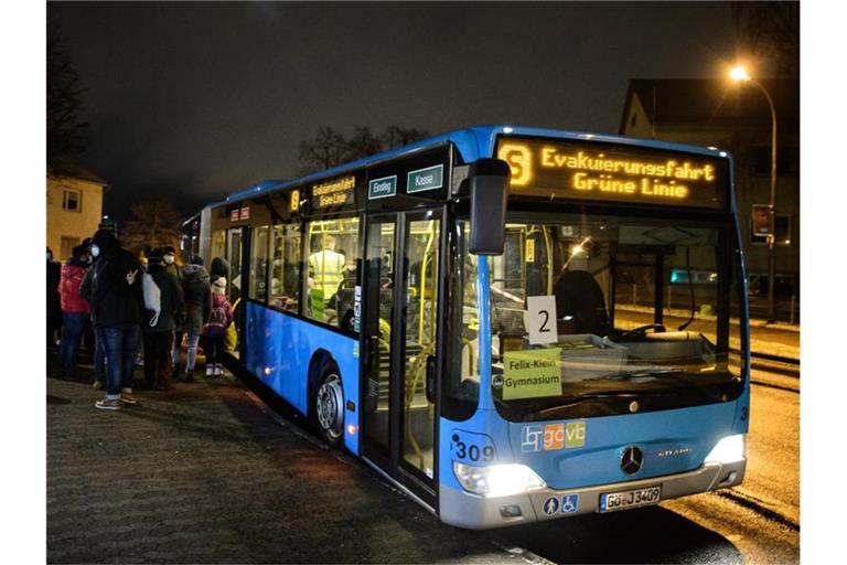 Anwohner steigen in einen Evakuierungsbus der Göttinger Verkehrsbetriebe. Foto: Swen Pförtner/dpa