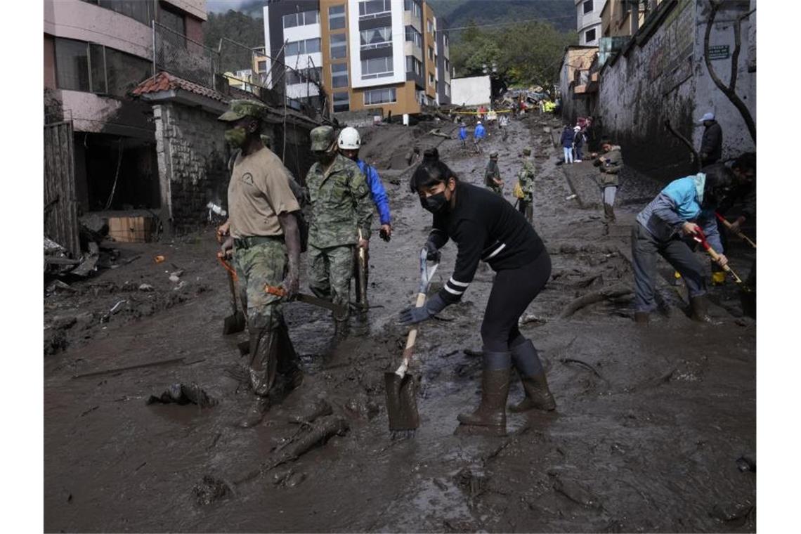 Mindestens 21 Tote nach Erdrutsch in Ecuador Anwohner und Soldaten arbeiten daran, die Straßen in der Hauptstadt Quito von Schlamm zu befreien. Foto: Dolores Ochoa/AP/dpa