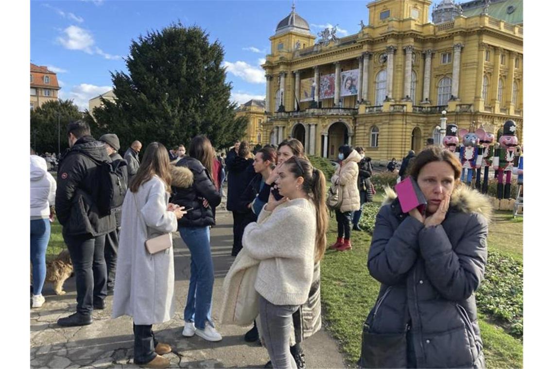 Erdbeben in Kroatien: Kleinstädte in Trümmern, fünf Tote Anwohner versammeln sich nach dem Erdbeben auf einem Platz in der Innenstadt in Zagreb. Foto: Filip Horvat/AP/dpa
