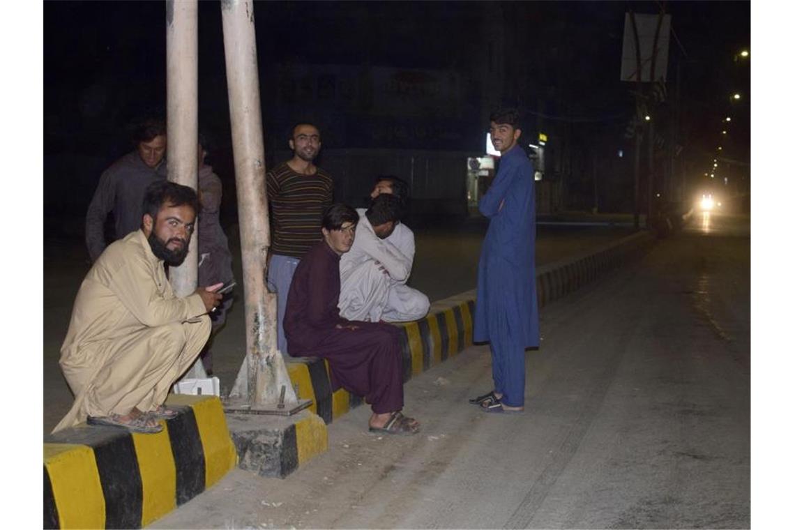 Mindestens 20 Tote nach Erdbeben in Pakistan Anwohner versammeln sich vor ihren Häusern, nachdem ein schweres Erdbeben die Gegend erschüttert hat. Foto: Arshad Butt/AP/dpa