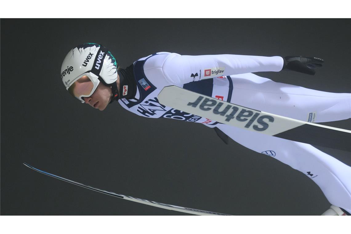 Anze Lanisek ist im Gesamtweltcup vorne dabei. (Archivbild)