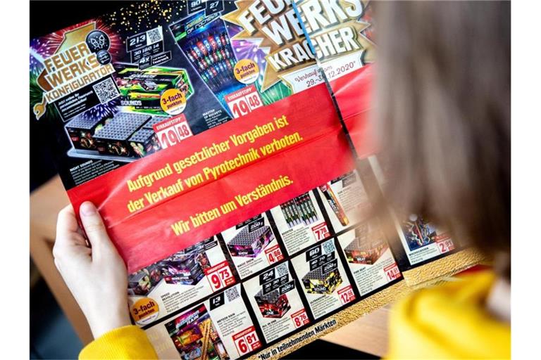 Anzeige in einem Werbeprospekt: „Aufgrund gesetzlicher Vorgaben ist der Verkauf von Pyrotechnik verboten. Wir bitten um Verständnis.“. Foto: Hauke-Christian Dittrich/dpa