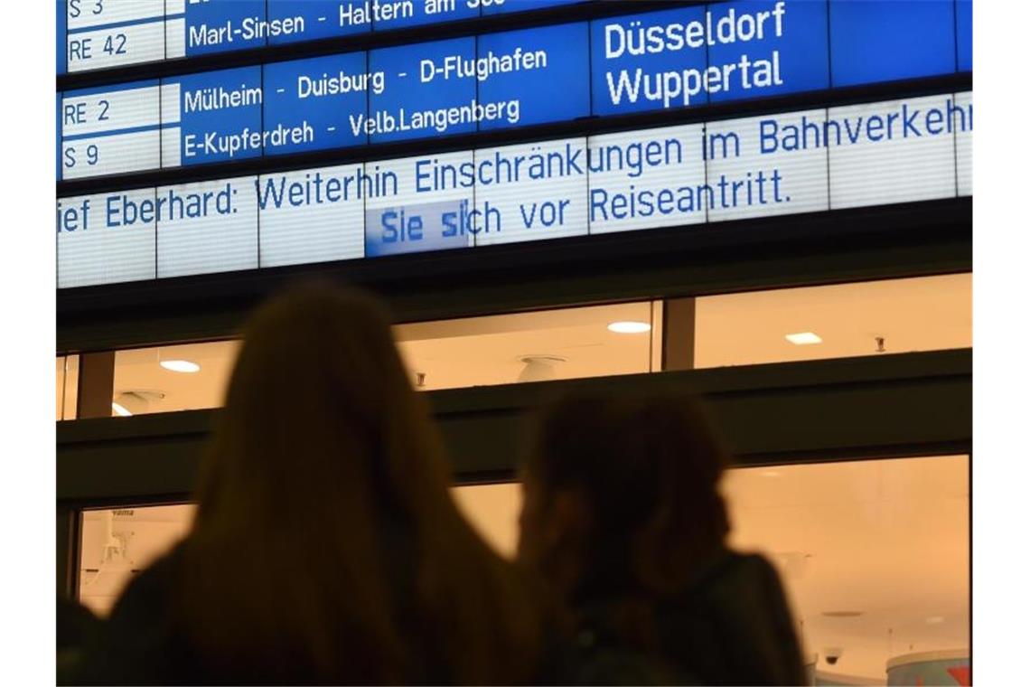 Pünktlicher, klimafreundlicher, moderner: Das plant die Bahn Anzeige von Verspätungen: Die Deutsche Bahn ist mit ihren Zügen im Fernverkehr im vergangenen Monat wieder etwas häufiger pünktlich gewesen. Foto: Caroline Seidel