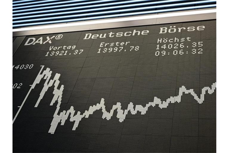 Anzeigetafel im Handelssaal der Frankfurter Wertpapierbörse. Foto: Arne Dedert/dpa