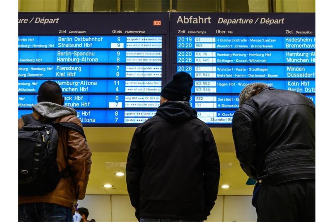 Anzeigetafel im Stuttgarter Hauptbahnhof: Die Fahrgastzahlen steigen unaufhörlich. Foto: Christophe Gateau