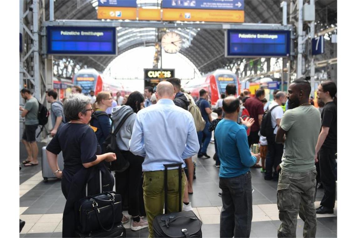 Anzeigetafeln mit der Aufschrift „Polizeiliche Ermittlungen“ im Frankfurter Hauptbahnhof. Foto: Arne Dedert