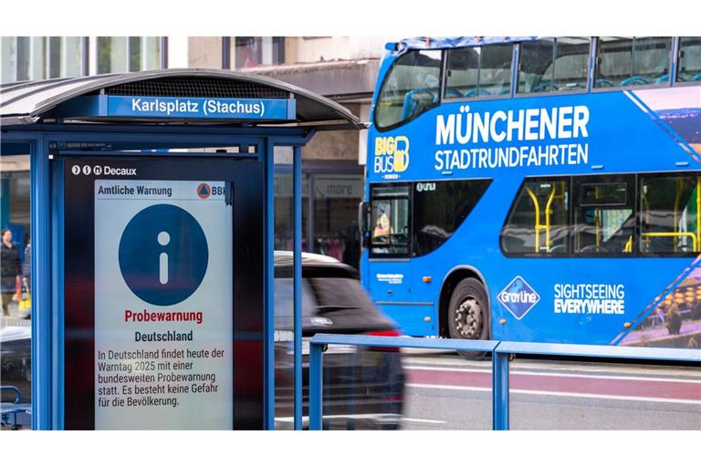 Anzeigetafeln sind Teil des sogenannten Warnmittel-Mix, der sicherstellen soll, dass möglichst jeder eine Warnung erhält.