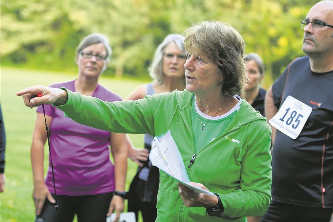 „Und immer ein Lächeln im Gesicht“ AOK-Sportpädagogin Brigitte Würfel gibt bei Laufend BKZ auch in der achten Runde die Richtung vor. Foto: A. Becher