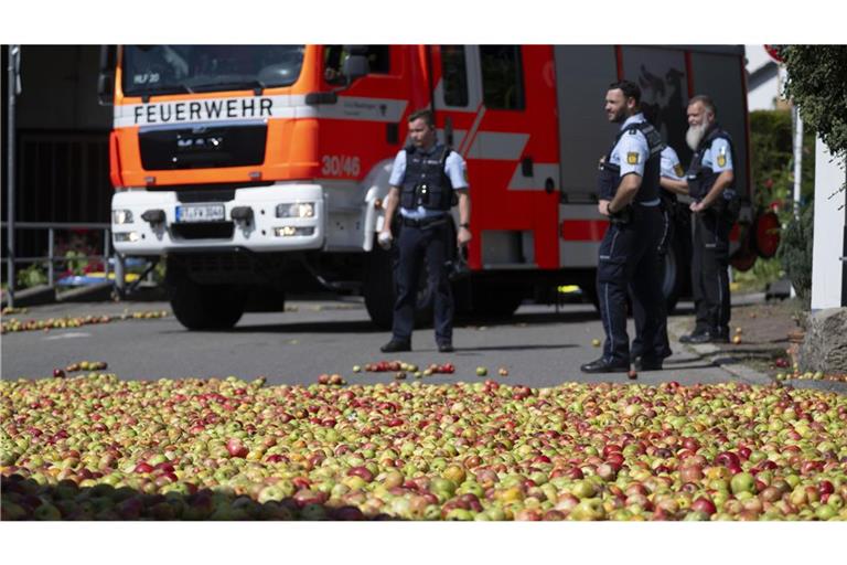 Apfelteppich auf der Straße: Der Schaden bei dem Unfall in Reutlingen berträgt ungefähr 120.000 Euro.