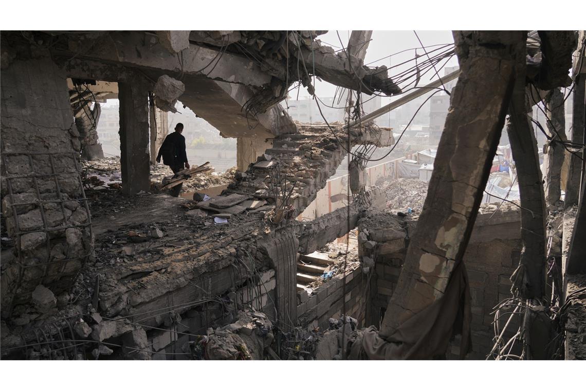 Apokalyptisch: Palästinenser inspizieren einen Tag nach einem israelischen Angriff auf ein Gebäude in Gaza die Ruinen.