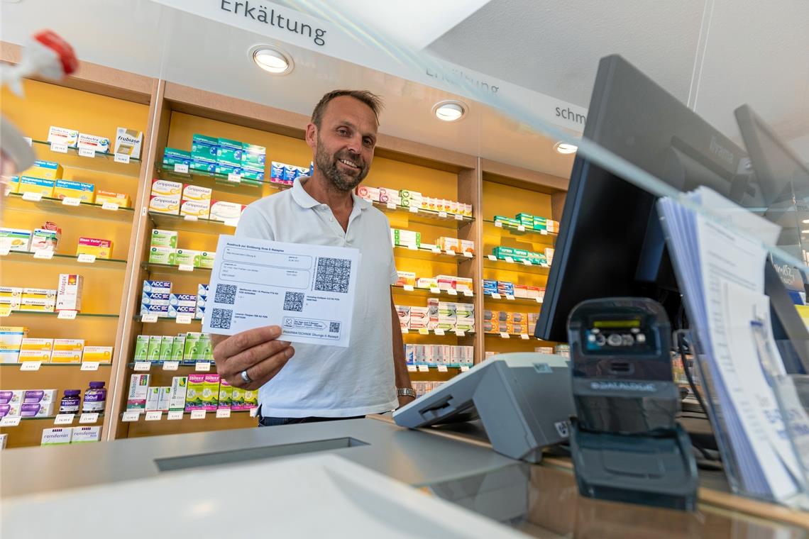 Apotheker Thomas Förster ist auf die ausgedruckten QR-Codes vorbereitet. Fotos: Alexander Becher