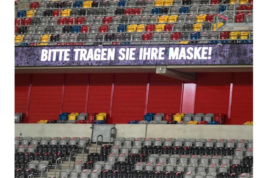 Sport und Kultur wollen Zuschauer gemeinsam zurückholen Appell ans Maskentragen bei einem Spiel der 2. Fußball-Bundesliga in Düsseldorf. Foto: Bernd Thissen/dpa