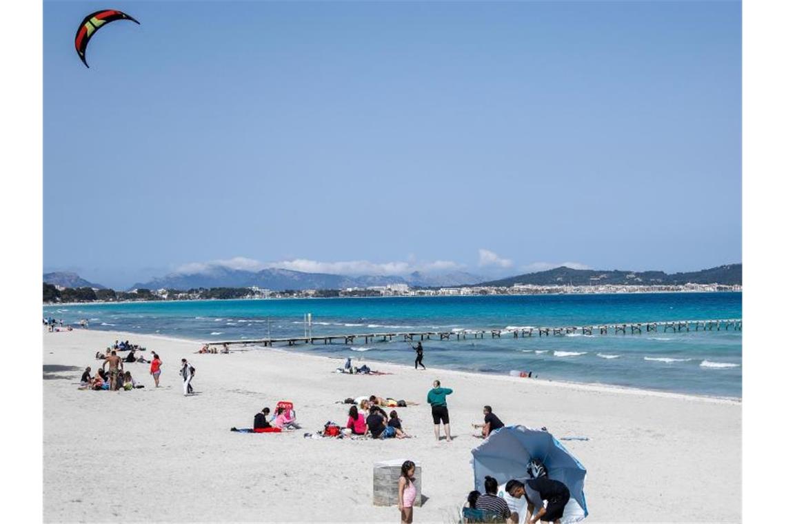 Appelle statt Verbot: Nach wie vor sind Urlaubsreisen zu Zielen wie Mallorca erlaubt - trotz bedenklicher Infektionslage. Foto: Clara Margais/dpa
