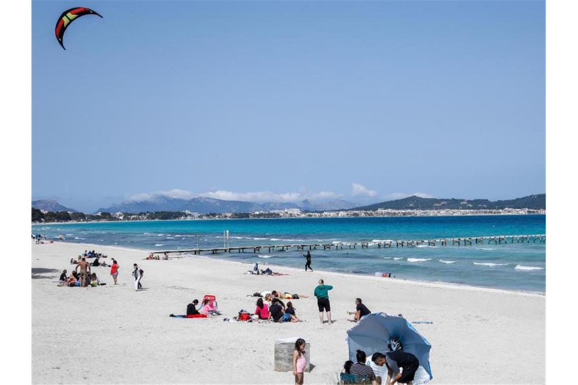 Fast zwei Drittel der Bürger für Verbot von Auslandsreisen Appelle statt Verbot: Nach wie vor sind Urlaubsreisen zu Zielen wie Mallorca erlaubt - trotz bedenklicher Infektionslage. Foto: Clara Margais/dpa