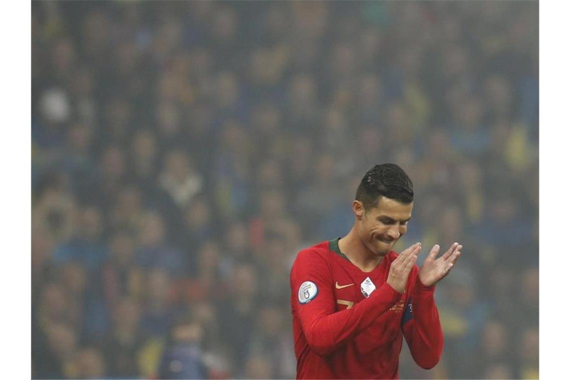 Ronaldo zum 700. Tor: „Die Rekorde kommen ganz natürlich“ Applaus, Applaus: Cristiano Ronaldo hat in der EM-Qualifikation gegen die Ukraine das 700. Tor seiner Laufbahn erzielt. Foto: Efrem Lukatsky/AP/dpa