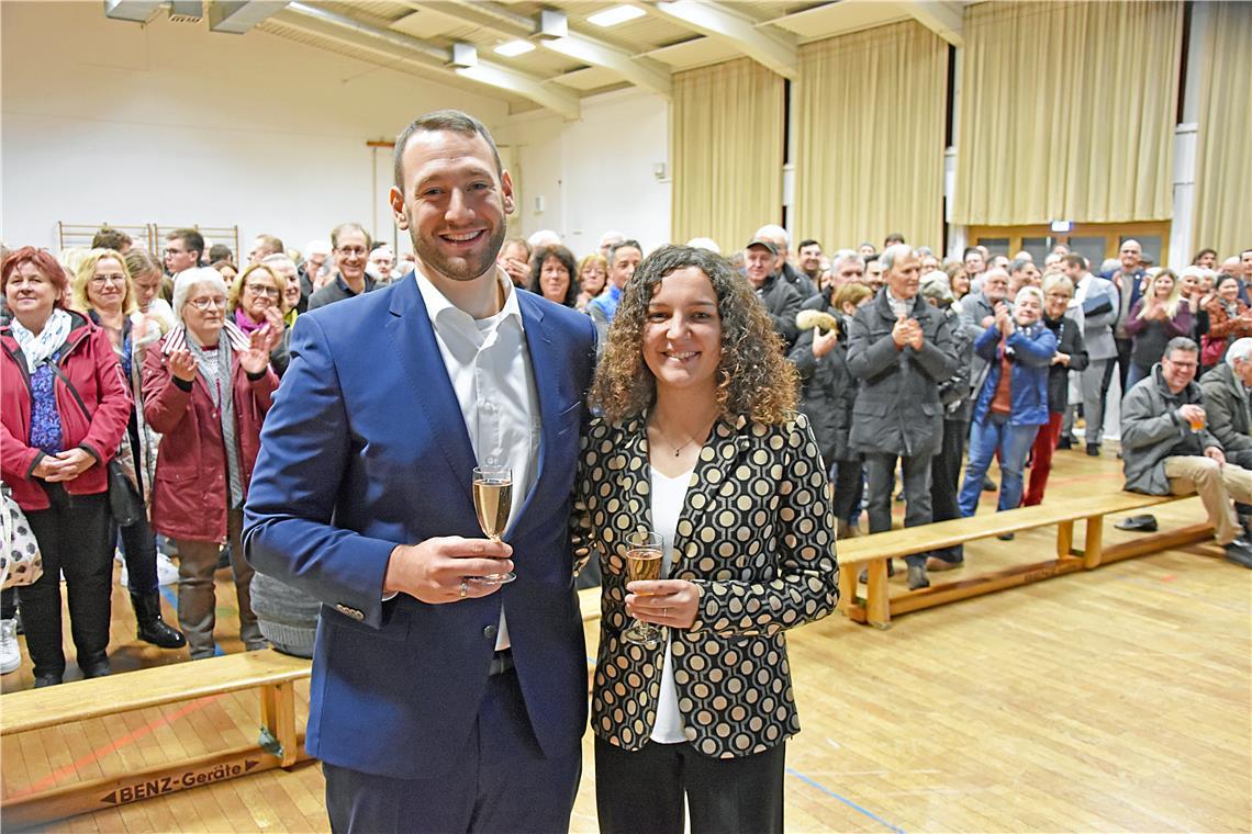 Applaus für die neue Bürgermeisterin in der Sulzbacher Festhalle: Zusammen mit ihrem Mann Marcel freut sich Veronika Franco Olias über ihren deutlichen Wahlsieg.
