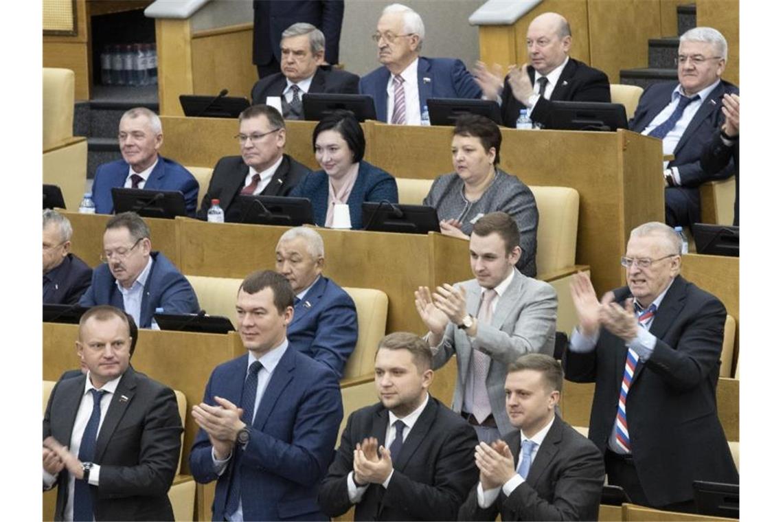 Applaus für die Verfassungsänderungen: Russische Abgeordnete in der Staatsduma. Foto: Alexander Zemlianichenko/AP/dpa