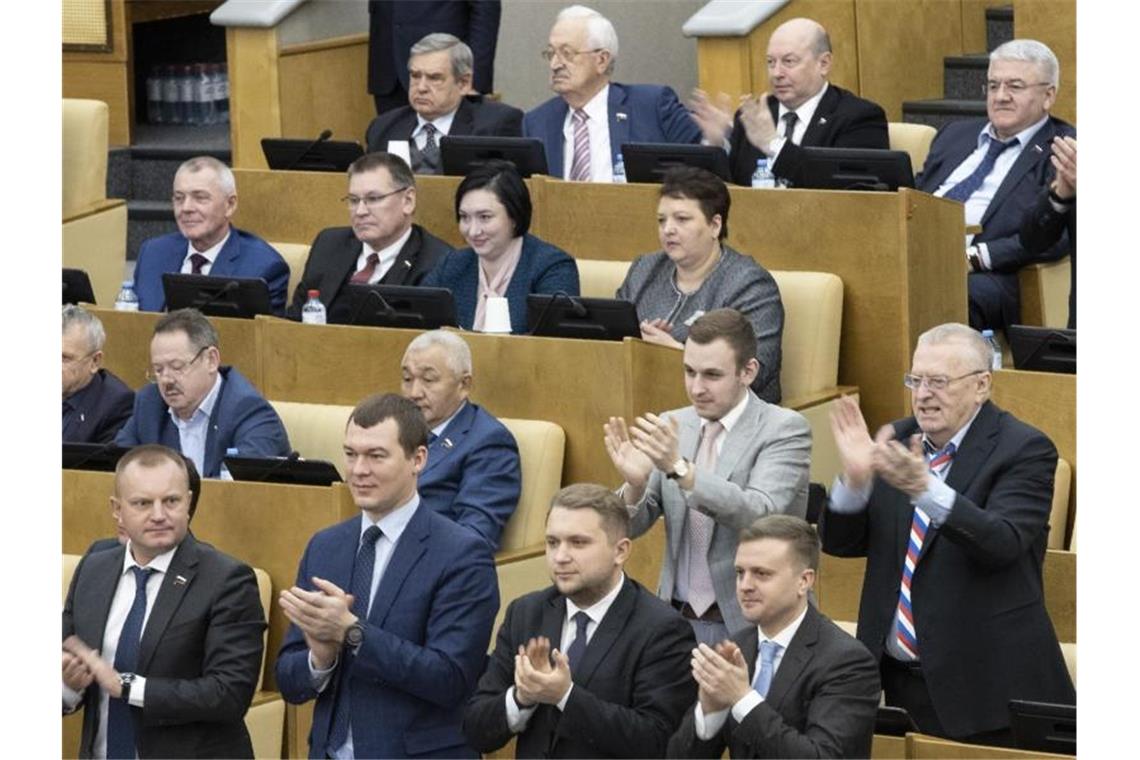 Russland stößt größte Verfassungsänderung seiner Historie an Applaus für die Verfassungsänderungen: Russische Abgeordnete in der Staatsduma. Foto: Alexander Zemlianichenko/AP/dpa