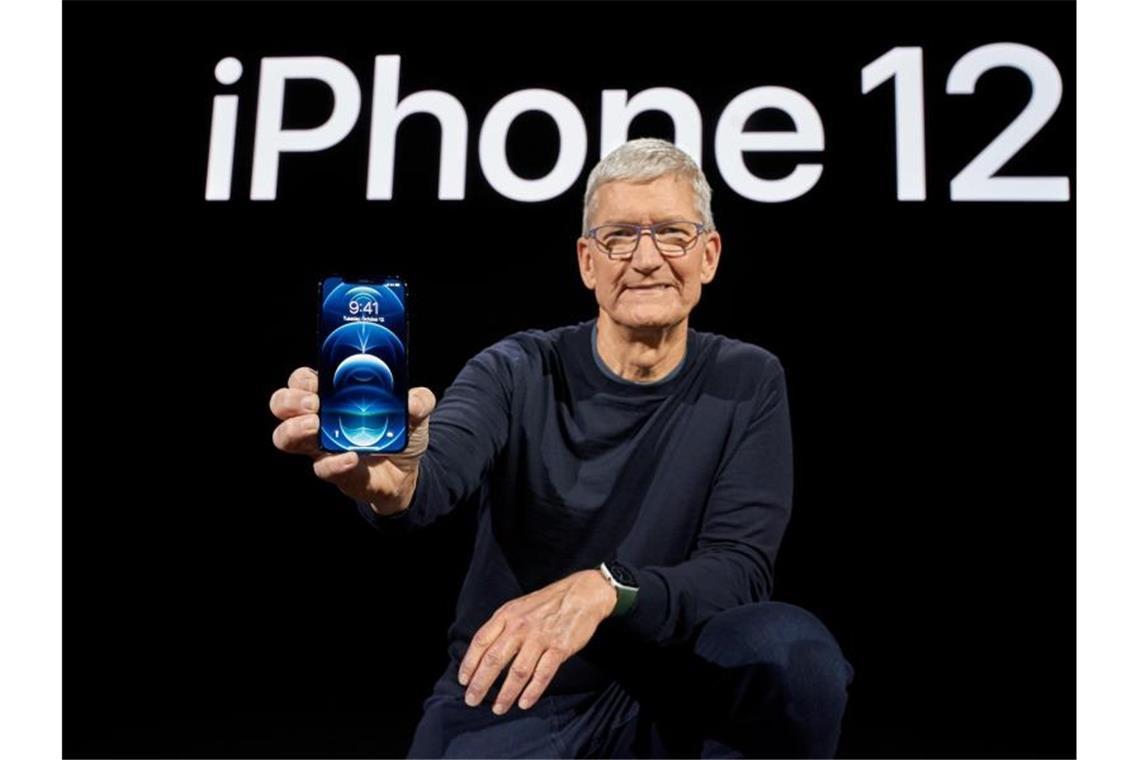 Milliarden-Gewinne für Tech-Konzerne in der Corona-Krise Apple-CEO Tim Cook präsentierte das neue iPhone 12 erst Mitte Oktober. Foto: Apple/PA Media/dpa